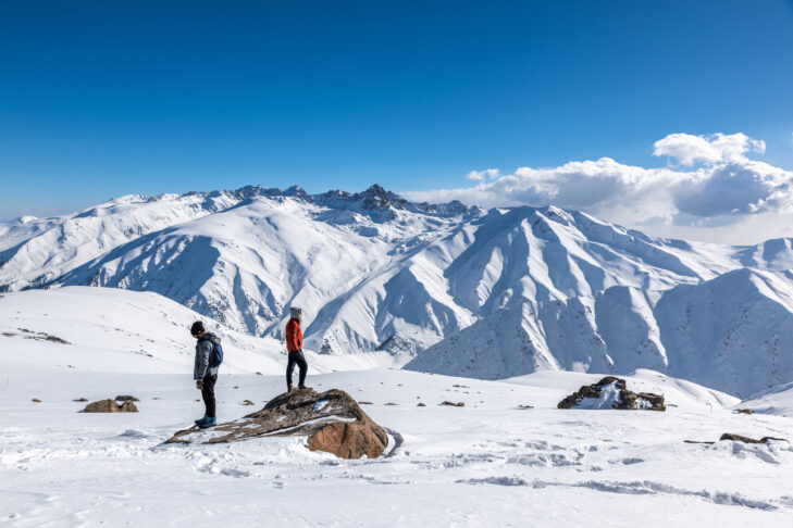 Biały raj marzeń w ośrodku narciarskim Gulmarg.