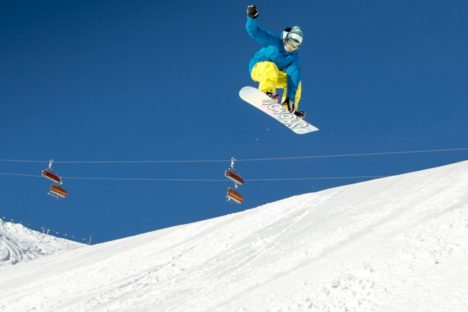 Snowboarding zazwyczaj tworzy spektakularne obrazy.