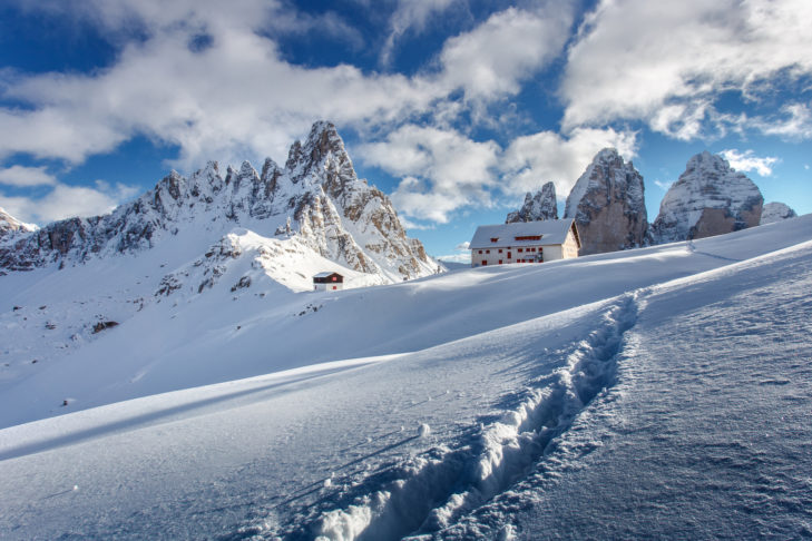 Śnieżne krajobrazy w Dolomitach są idealne na zimowe wędrówki.