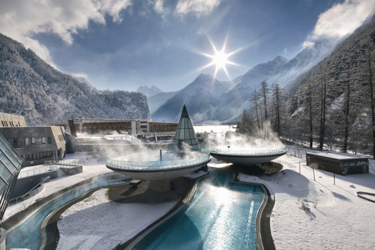 Aqua Dome w Längenfeld w dolinie Zillertal ze spektakularnymi basenami solankowymi to światowej klasy spa termalne.