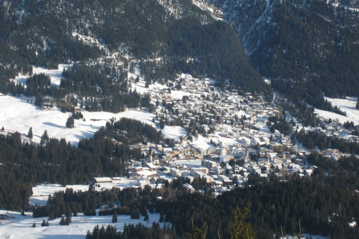 Tradycyjne centrum miejscowości Lenzerheide "Lai" oferuje wiele obiektów handlowych, restauracji, kawiarni i dyskotek.