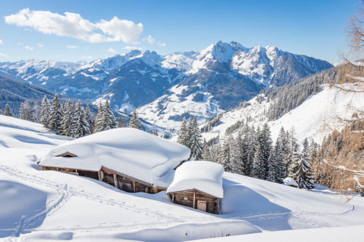 Arosa leży na wysokości około 1775 m n.p.m. i jest uważana za najbardziej znaną miejscowość w dolinie Schanfigg.