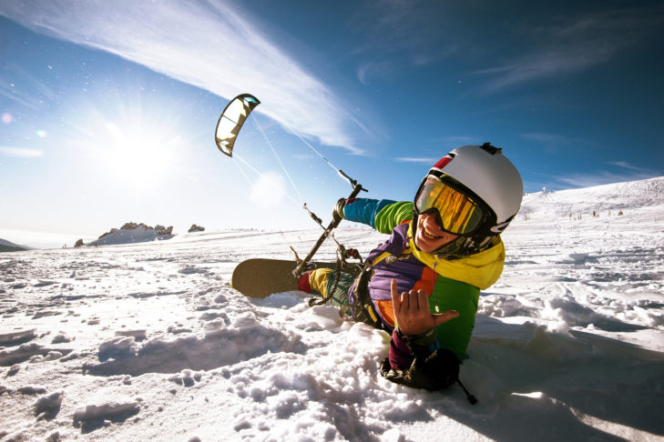 Wietrzna zabawa w zimie: Snowkiting.