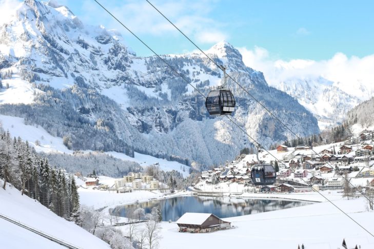Engelberg: Widok na wioskę zimą w ciągu dnia.