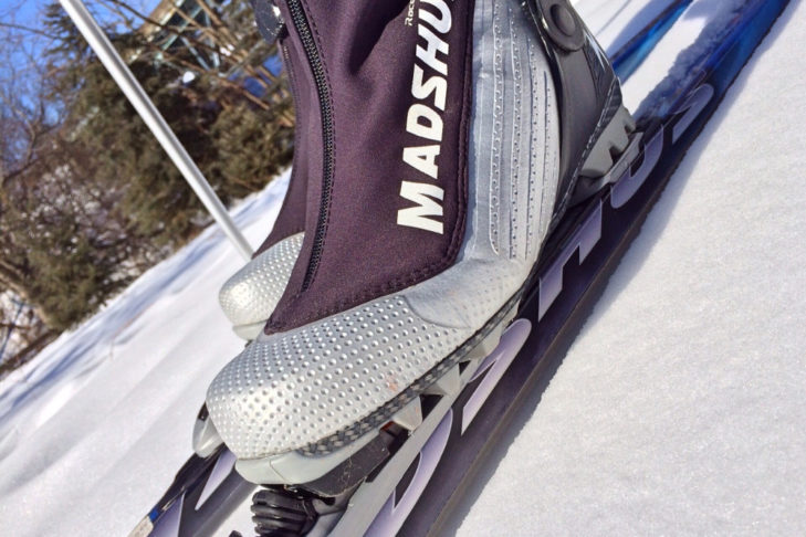 Klasyczne buty do narciarstwa biegowego z miękką cholewką.