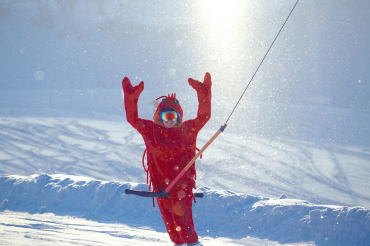 Nawet snowboardzistom jazda orczykiem może sprawiać frajdę.