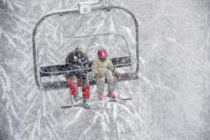 Obfite opady śniegu ograniczają widoczność i sprawiają, że jazda na nartach i snowboardzie jest niezwykle trudna.