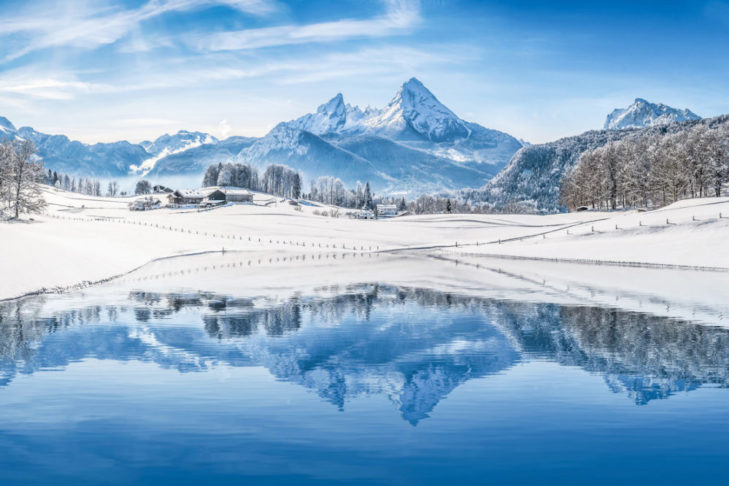 Watzmann (2713 m) góruje majestatycznie nad jeziorem Königssee.