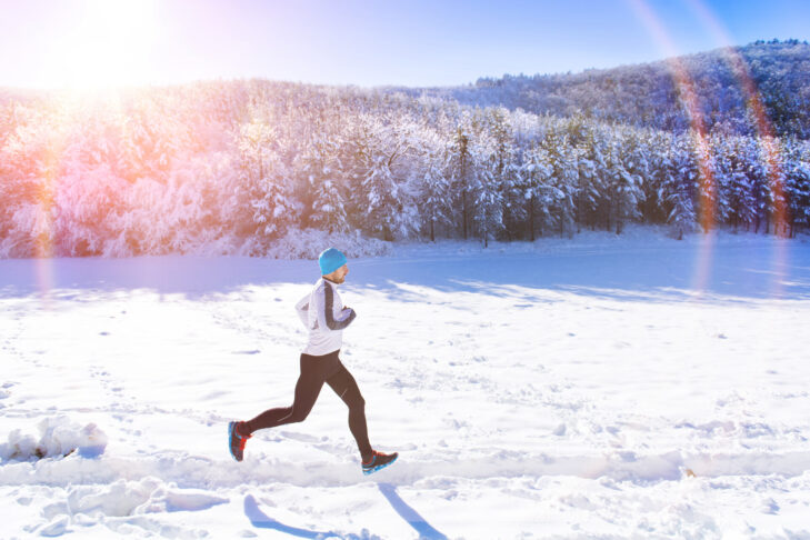 Jogging to idealne przygotowanie do narciarstwa biegowego nawet zimą, bo pozwala zbudować odpowiednią kondycję na trasę.