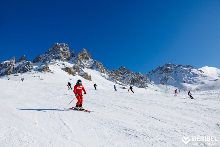 Trasy zjazdowe w Méribel są częścią ogromnego ośrodka narciarskiego Les 3 Vallées we Francji, który ma łącznie 600 km tras i jest największym obszarem narciarskim w Alpach.