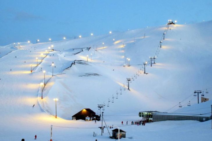 Nocna jazda na nartach: Na terenie narciarskim Bláfjöll jest również możliwość zjazdu w dół doliny w godzinach wieczornych.