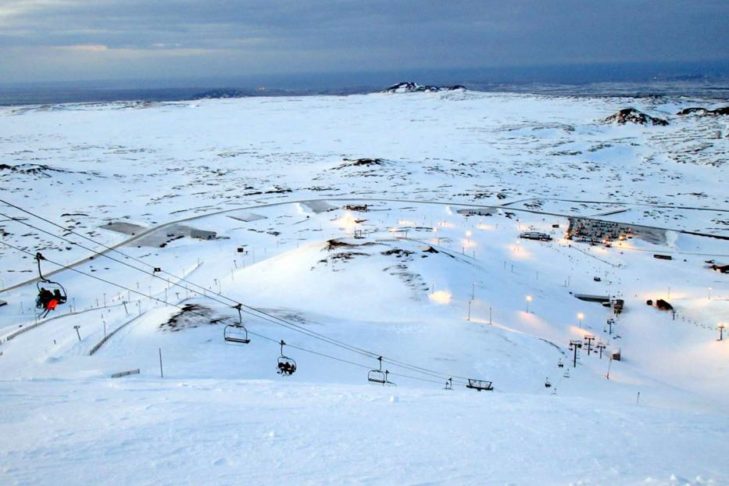 Biała przestrzeń Islandii, morze na horyzoncie.