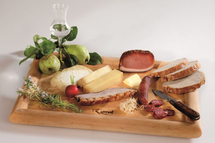 Tyrolskie przysmaki, takie jak boczek i szary ser, stanowią dobrą pamiątkę.