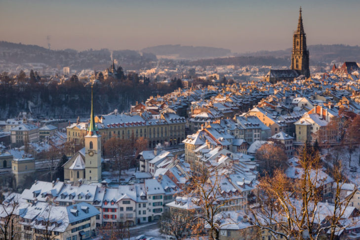 Ta miejska wycieczka opłaca się: zimowa panorama miasta Bern.