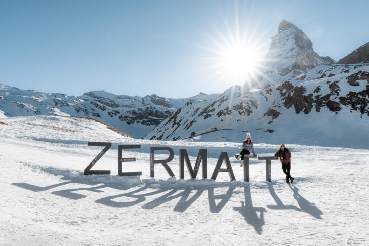 Widok z punktu fotograficznego w ośrodku narciarskim Zermatt, w tle imponujący Matterhorn.