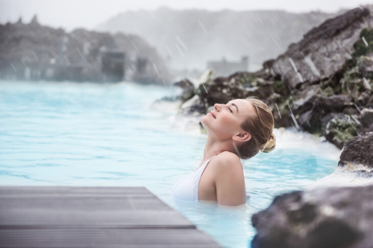 W termalnym kąpielisku na świeżym powietrzu Blue Lagoon można naprawdę się zrelaksować.