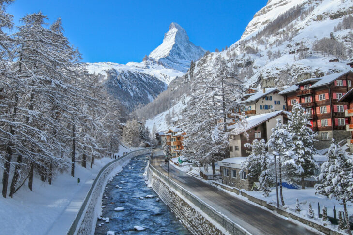 Zermatt, położone u podnóża Matterhornu, jest jednym z ośrodków narciarskich w Szwajcarii, w których nie jeżdżą samochody.