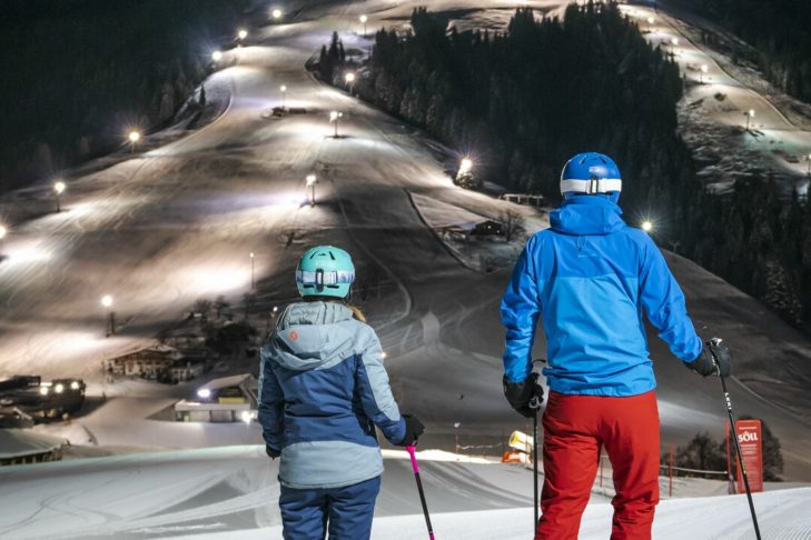 Na terenie narciarskim SkiWelt Wilder Kaiser-Brixtental 10 kilometrów tras jest oświetlonych dla narciarzy w nocy