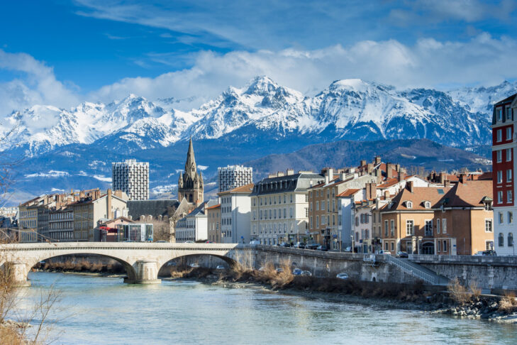 Miasto Grenoble jest bramą do niektórych z najważniejszych ośrodków narciarskich we francuskich Alpach.