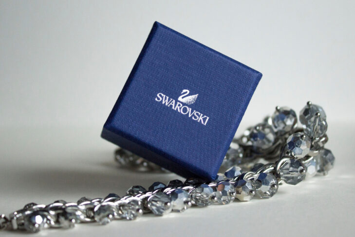 Elegancka biżuteria kryształowa marki Swarovski jest również popularną pamiątką wśród narciarzy.