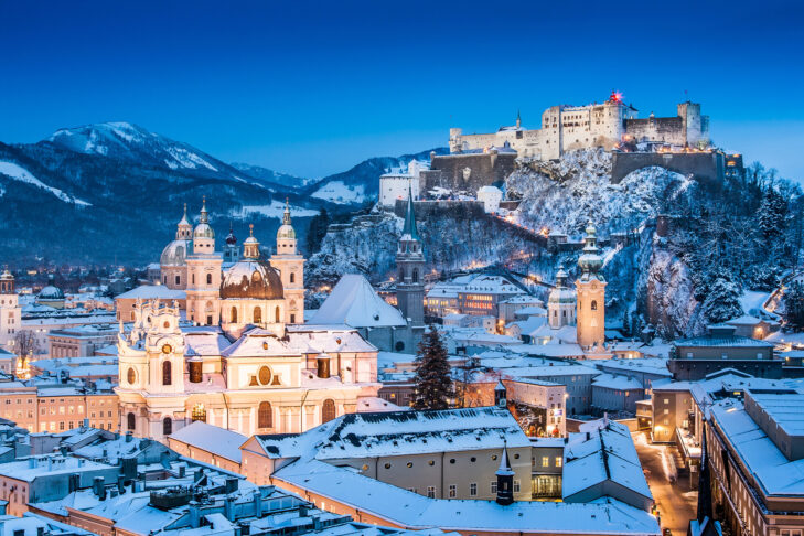 Salzburg z twierdzą Hohensalzburg, z której rozciąga się fantastyczny widok na całe miasto, jest miejscem, które warto odwiedzić zwłaszcza zimą.