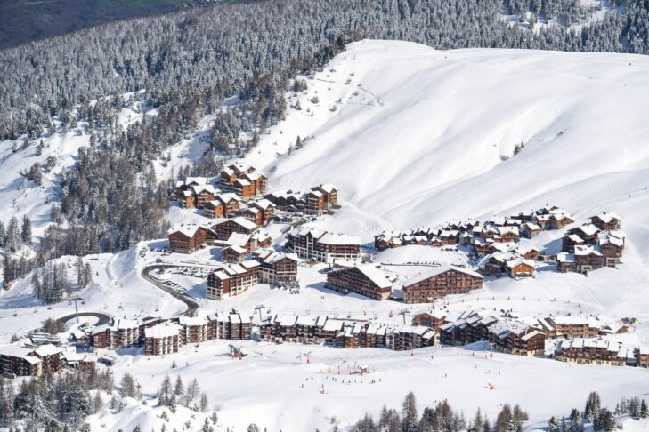 Narciarze, którzy chcą zjechać do ośrodka narciarskiego, mogą również odkryć wspaniałe leśne trasy na terenie narciarskim La Plagne.