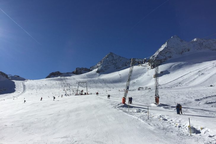 Na lodowcu Stubai narciarze również mogą spędzić dzień na stokach ponad chmurami.