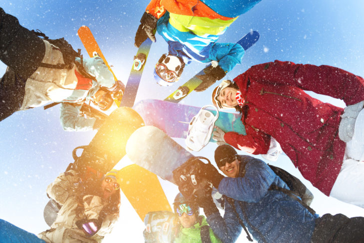 Czy to narty, snowboard czy inne formy aktywności: sporty zimowe dają wiele możliwości na aktywne spędzanie czasu na stoku i poza nim.