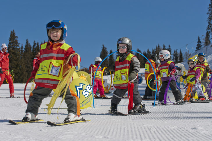 Większość szkół narciarskich oferuje kursy już od 3 roku życia.