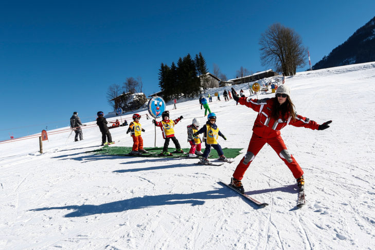 Pierwsze kroki na nartach podczas kursu narciarskiego.