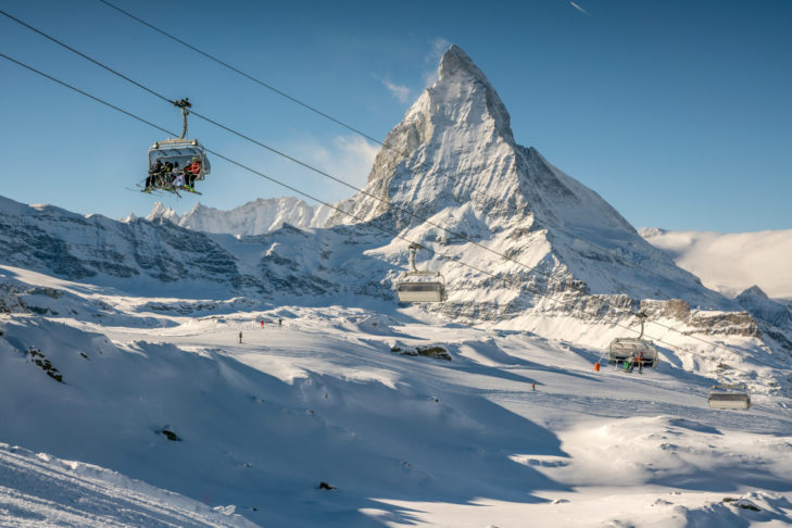 Zermatt jest popularnym miejscem uprawiania sportów zimowych przez celebrytów. Przy takim widoku łatwo to zrozumieć.