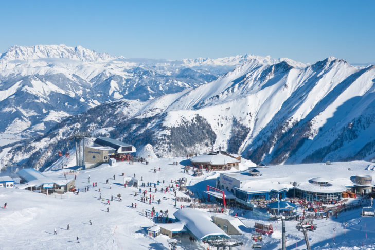 Panoramiczny widok na ośrodek narciarski na Kitzsteinhorn.