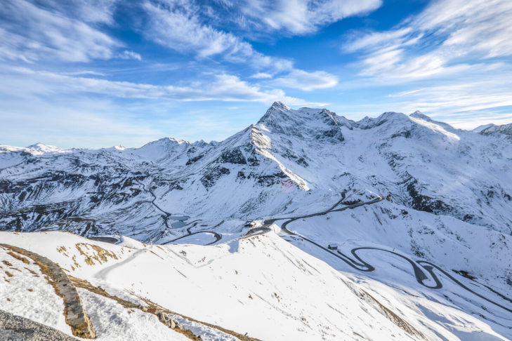 Grossglockner High Alpine Road w Austrii to jedna z przełęczy w Alpach, na której zimą często trzeba zakładać łańcuchy śniegowe