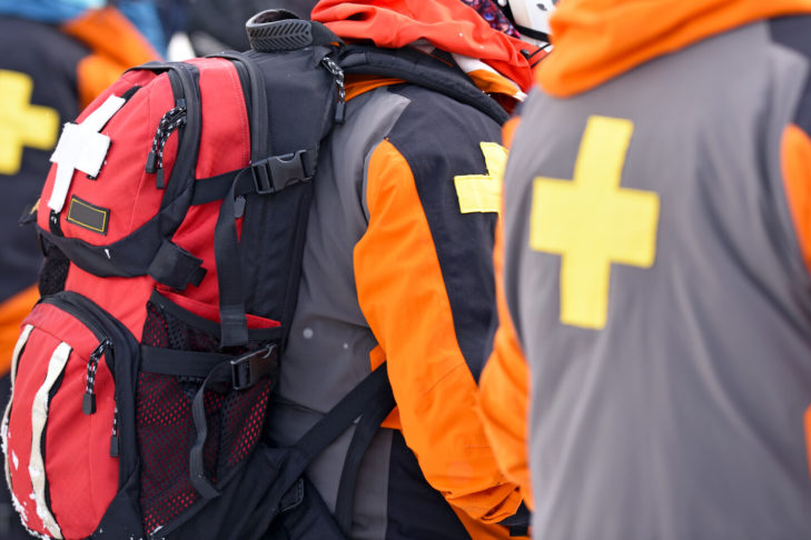 Ratownicy górscy noszą głównie odzież narciarską w jasnych kolorach i wyraźnie rozpoznawalne krzyże na swoim sprzęcie