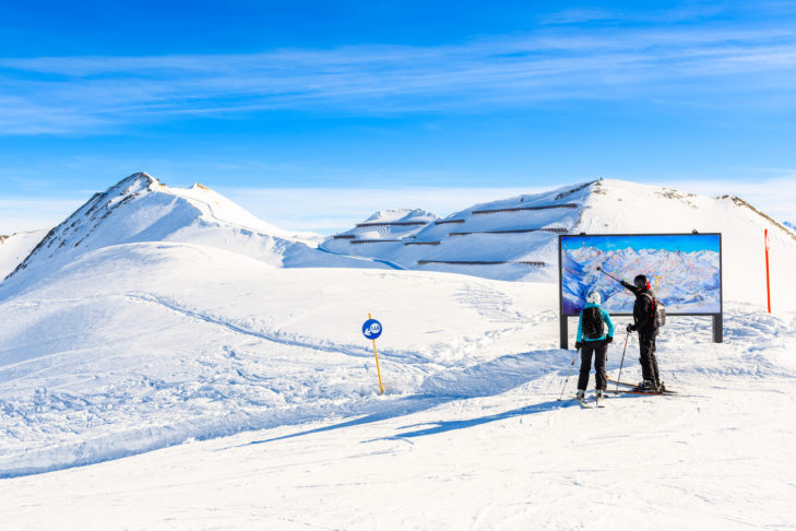 Mapy tras narciarskich, czy to w formacie karty kredytowej, czy na dużych tablicach, zawsze zapewniają narciarzom dobry przegląd terenu.