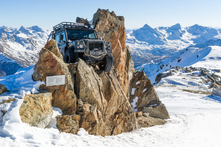 Land Rover z filmu o Jamesie Bondzie "Spectre" w Sölden przypomina o kręconych tam scenach.