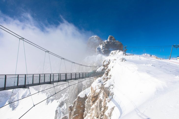 Przejście przez wiszący most Dachstein jest koniecznością dla miłośników adrenaliny