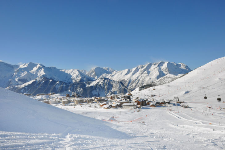 Alpe d'Huez to nie tylko znany na całym świecie punkt docelowy Tour de France, ale także jeden z najpopularniejszych ośrodków narciarskich Grand Nation.