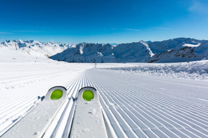 Wer wunderbare Carving-Schwünge auf eine frisch gespurte Piste zaubern möchte, sollte bei der Wahl der Skilänge ganz genau hinsehen.