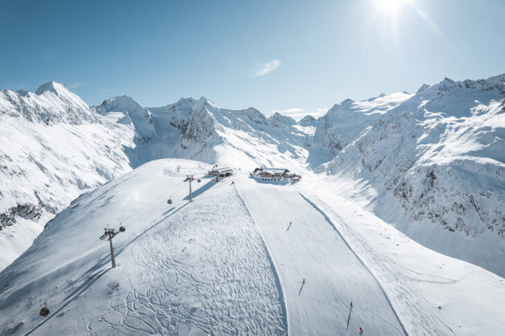 Teren narciarski Obergurgl-Hochgurgl w Ötztal to prawdziwy śnieżny raj dla miłośników sportów zimowych przez cały sezon zimowy.