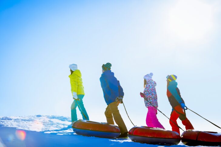 Snowtubing to w Zillertal jedna z wielu aktywności na świeżym powietrzu poza stokami narciarskimi.