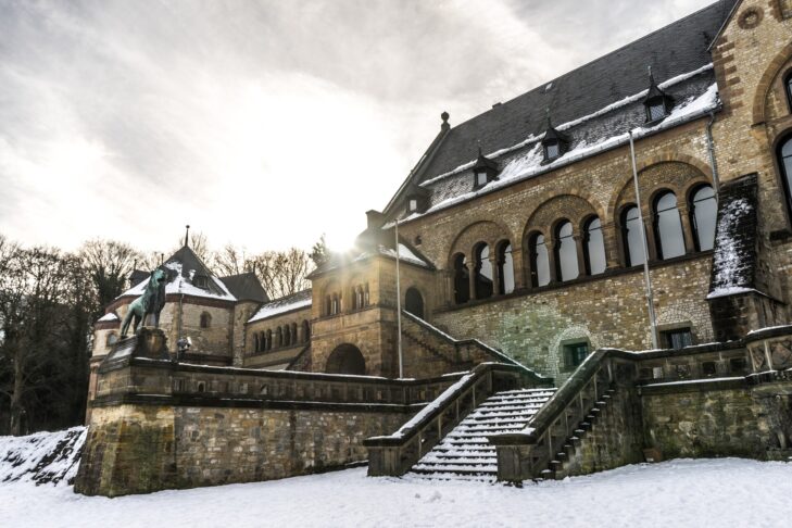 Pałac cesarski majestatycznie góruje nad Goslar - świetne miejsce nie tylko dla fanów architektury i historii.