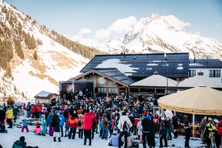 Podczas „Ski & Concert” fani sportów zimowych w regionie narciarskim Warth-Schröcken mogą cieszyć się muzyką na żywo bezpośrednio na stoku do kwietnia.