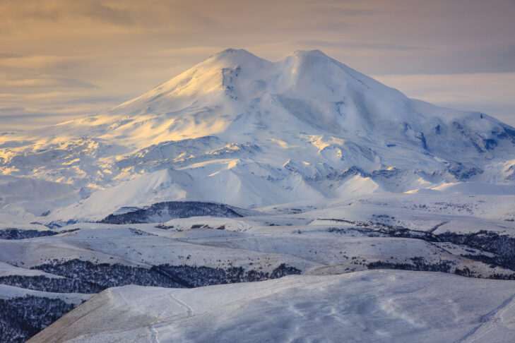Góra Elbrus (5 642 m n.p.m.) znajduje się w Rosji i góruje nad Mont Blanc (4 808 m n.p.m.). To czyni ją najwyższą górą w Europie, w zależności od tego, jak zdefiniowana jest wewnętrzna granica euroazjatycka.