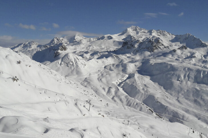 La Plagne - przytulna atmosfera i stoki tuż przed obiektem.