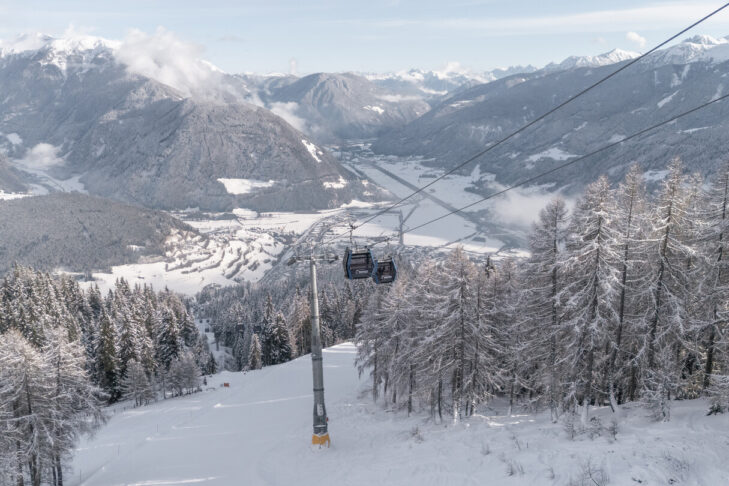 W nowoczesnych 10-osobowych gondolach kolejki linowej Rosskopf miłośnicy sportów zimowych z centrum miasta Vipiteno w ciągu kilku minut wjeżdżają do ośrodka narciarskiego.