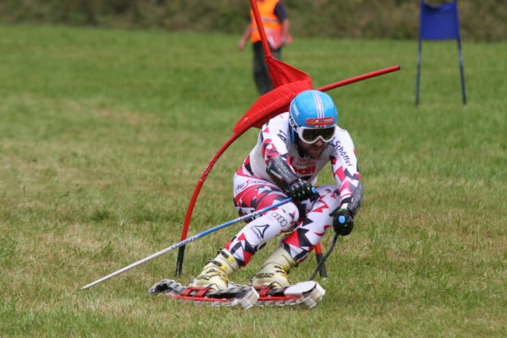Skieurs sur herbe en pleine action.