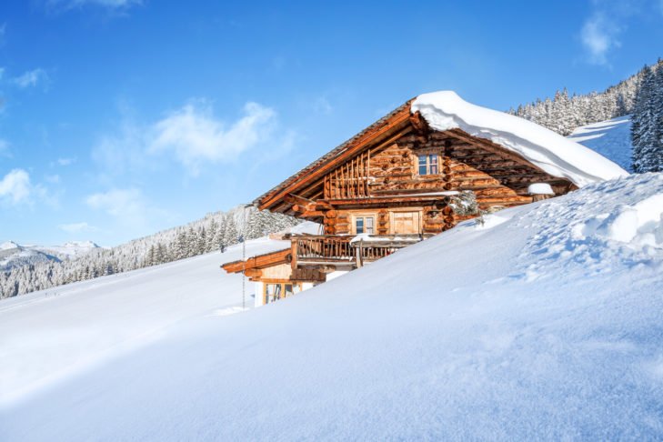 Les randonneurs à ski qui passent la nuit en montagne le font généralement dans des refuges rustiques enneigés.