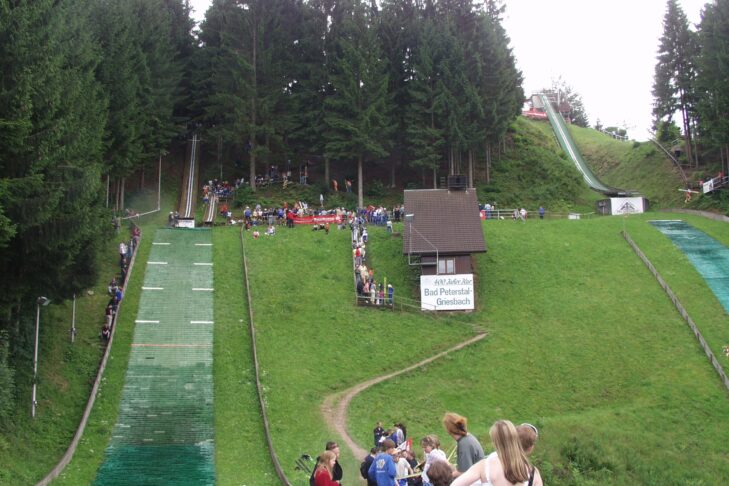 Le saut à ski en été : Bad Griesbach compte pas moins de deux tremplins en tapis. Des compétitions y sont régulièrement organisées.