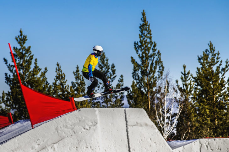 Les parcours de boardercross sont parsemés d'obstacles, comme des virages relevés, des sections de vagues et des sauts appelés kickers.